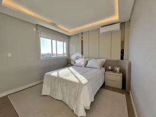 Quarto com cama e janela em um apartamento.