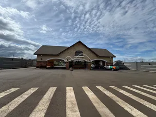 Fachada de um prédio comercial com telhado inclinado em Lajeado, Brasil.