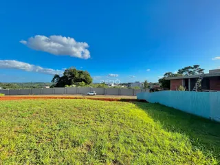 Vista externa de um terreno com gramado e cerca em Lajeado, Brasil.
