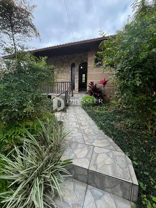 Vista externa da propriedade com jardim e acesso pavimentado em Lajeado.