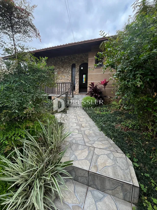 Vista externa da propriedade com jardim e acesso pavimentado em Lajeado.