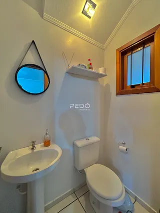 Foto de um banheiro com pia e vaso sanitário.