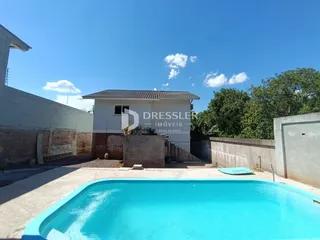 Foto da fachada de uma residência com piscina em Lajeado, Brasil.
