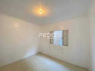 Interior de um cômodo vazio com paredes brancas.
