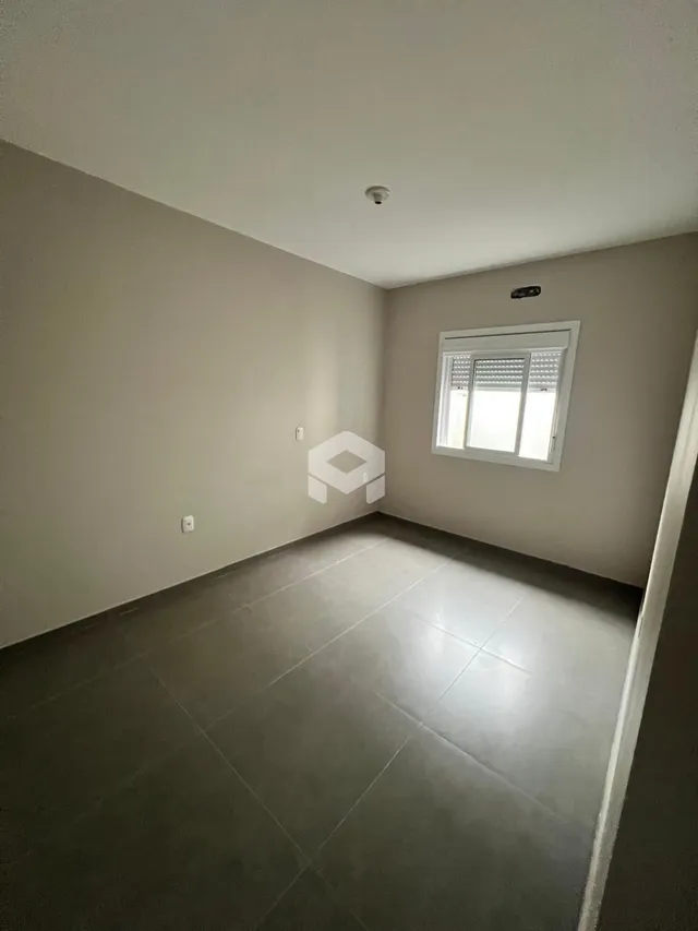 Foto de um cômodo interno com piso de cerâmica e janela.