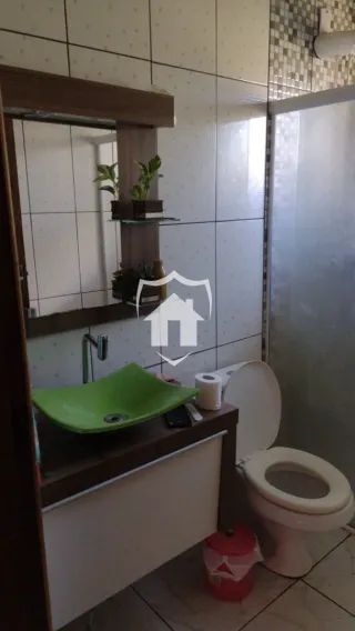 Foto de um banheiro com azulejos brancos e um vaso sanitário.