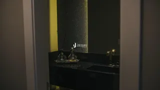 Detalhe da bancada e decoração de um banheiro.