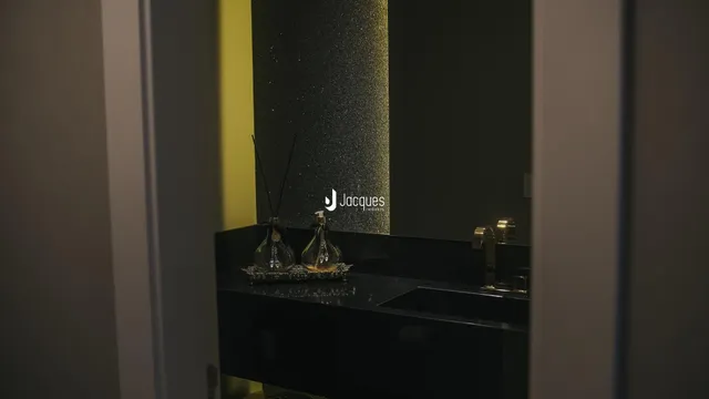 Detalhe da bancada e decoração de um banheiro.