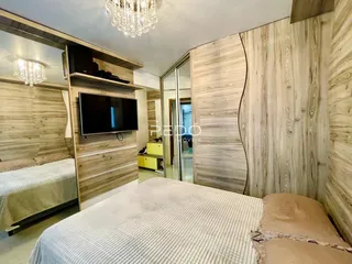 Quarto com paredes de madeira e cama
