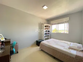Quarto espaçoso com janela e armário em um imóvel em Lajeado.