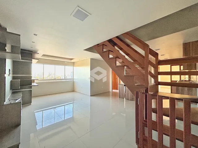 Foto de um ambiente interno moderno com piso de cerâmica e escadaria de madeira.