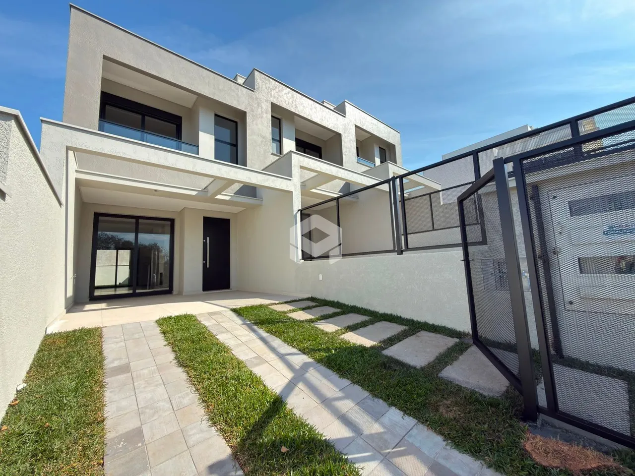 Fachada de uma residência moderna com área externa em Lajeado.