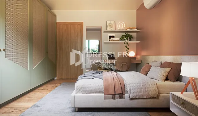 Quarto com cama e portas de madeira em um ambiente claro.