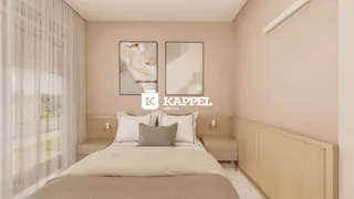 Quarto com cama e cortinas claras em um imóvel.