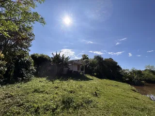 Vista externa de uma residência em Lajeado, Brasil, com vegetação e área verde.