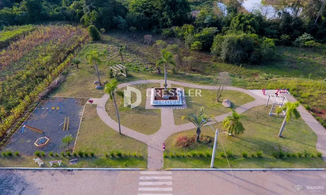 Vista aérea de uma propriedade com jardim e área gramada.
