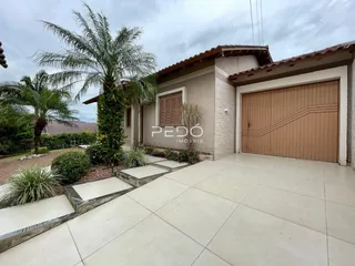 Vista da fachada de uma casa com garagem e jardim em Lajeado, Brasil.
