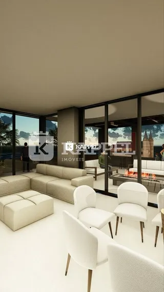 Sala de estar com sofás claros e grandes janelas que dão vista para o exterior.