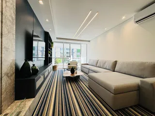 Sala de estar moderna com sofá e piso de listras.