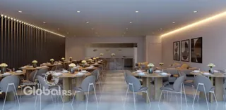 Ambiente interno com mesas e cadeiras em um espaço moderno.