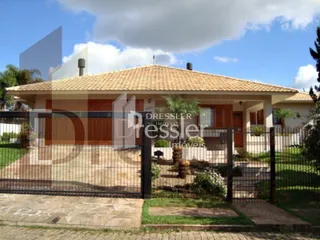 Fachada de uma casa em Lajeado, Brasil, com portão e área pavimentada.
