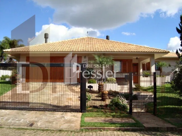 Fachada de uma casa em Lajeado, Brasil, com portão e área pavimentada.