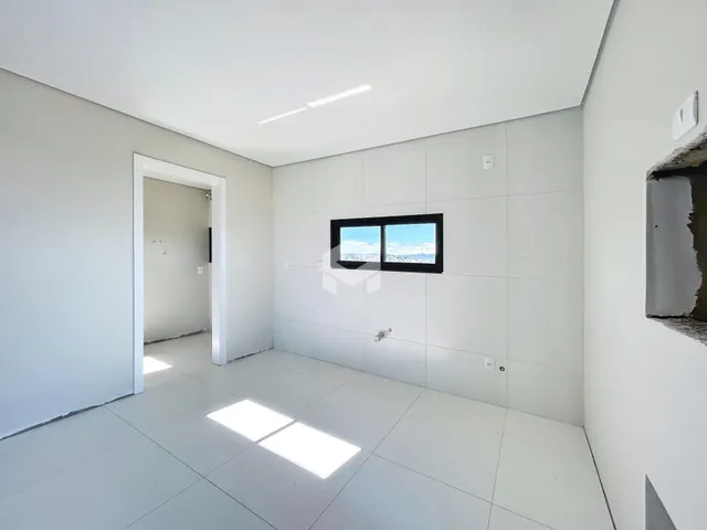 Interior de um ambiente com piso de cerâmica e janela.