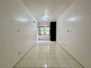 Foto de um corredor interno de uma propriedade.