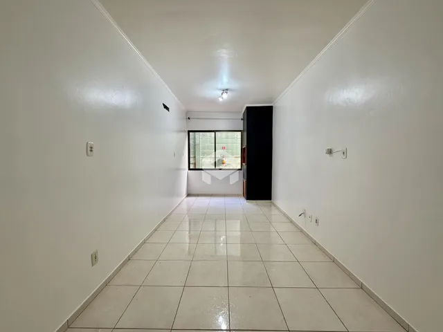 Foto de um corredor interno de uma propriedade.