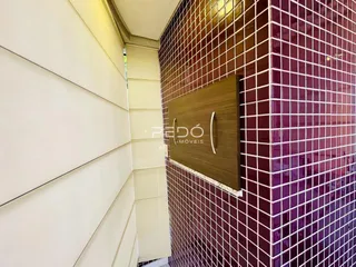 Hall de passagem com revestimento de parede em ladrilhos e painéis modernos.