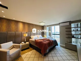 Quarto com cama grande e decoração moderna em um apartamento.