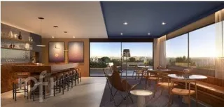 Sala de estar ampla com piso de madeira e grandes janelas que dão vista para o exterior.