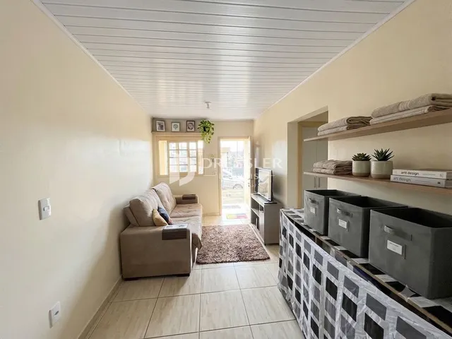 Sala de estar com sofá e piso de cerâmica clara.