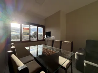 Sala de estar com grandes janelas que dão vista para a paisagem.