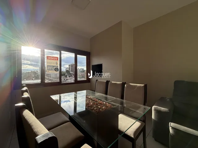 Sala de estar com grandes janelas que dão vista para a paisagem.