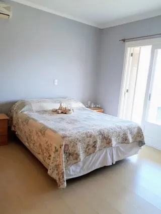 Quarto com cama e janela em um imóvel.
