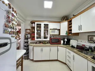 Vista da cozinha e área de jantar de uma propriedade em Lajeado, Brasil.