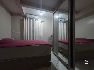 Quarto com cama de casal em um imóvel.