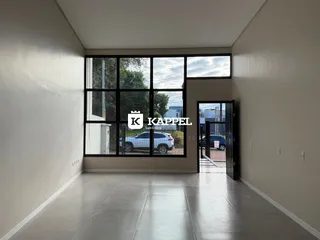 Ambiente interno com grande janela que oferece vista para o exterior.