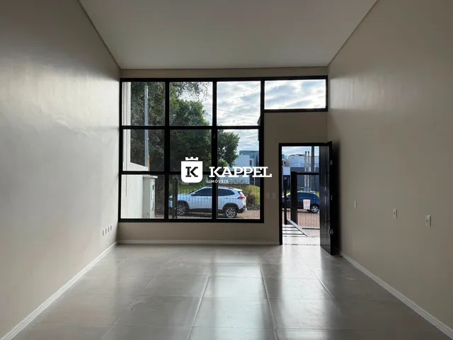 Ambiente interno com grande janela que oferece vista para o exterior.