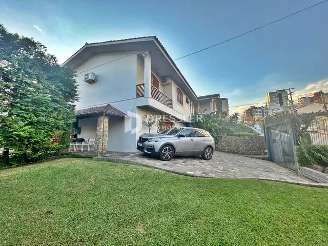 Fachada de uma casa em Lajeado, Brasil, com jardim e gramado.
