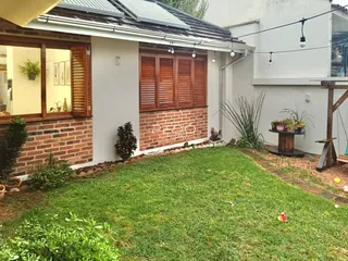 Fachada de uma casa em Lajeado, Brasil, com jardim gramado.