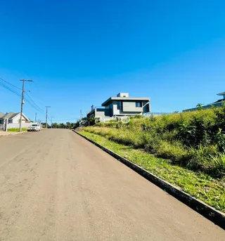 Vista da rua e da vegetação ao lado de uma residência em Lajeado.