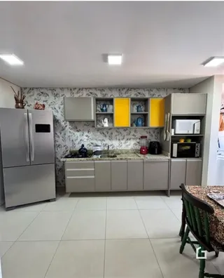 Vista da cozinha com armários e bancada.