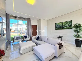 Sala de estar moderna com piso de mármore claro.