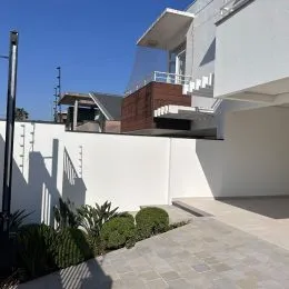 Fachada de uma residência moderna em Lajeado, Brasil, com área de terraço.