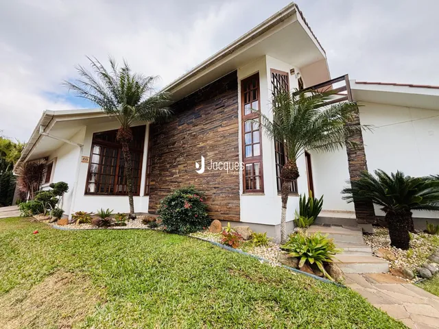 Fachada de uma residência em Lajeado, Brasil, com jardim frontal.