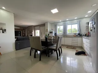 Sala de estar moderna com piso de cerâmica e móveis de madeira.