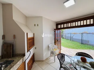 Interior da sala de estar com acesso a um pátio gramado.