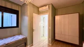 Ambiente interno com janela e armário em sala.
